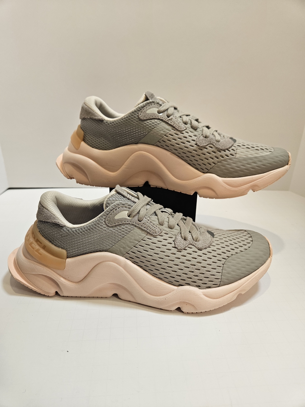 Sorel Kinetic Impact Lace Women's Sneakers Size 9 Grey Pink NWOB Athletic Shoes